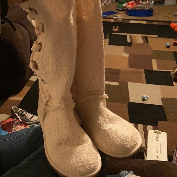 UGG Australia, Creme Color, Size 6 - Picture 4 of 4